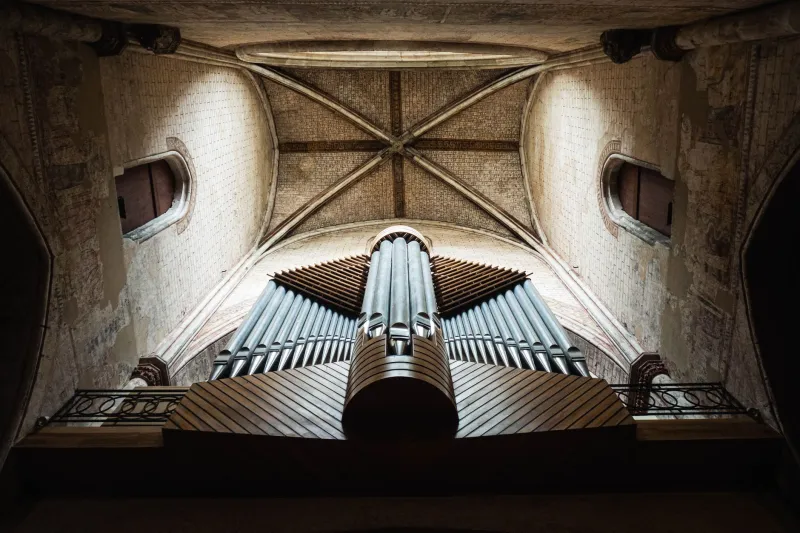Pietra, silenzio e risonanza: quando le chiese abbandonate rinascono come sale da concerto