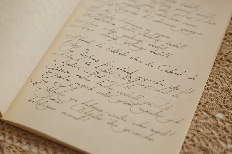 Firme nell'ombra: le dediche e i segreti celati nelle pagine dei grandi libretti d'opera