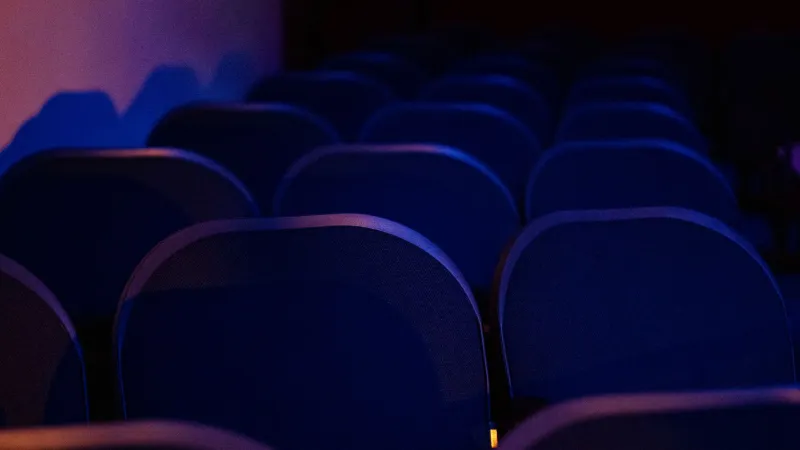 Il potere del vuoto: quando il silenzio diventa il protagonista della partitura