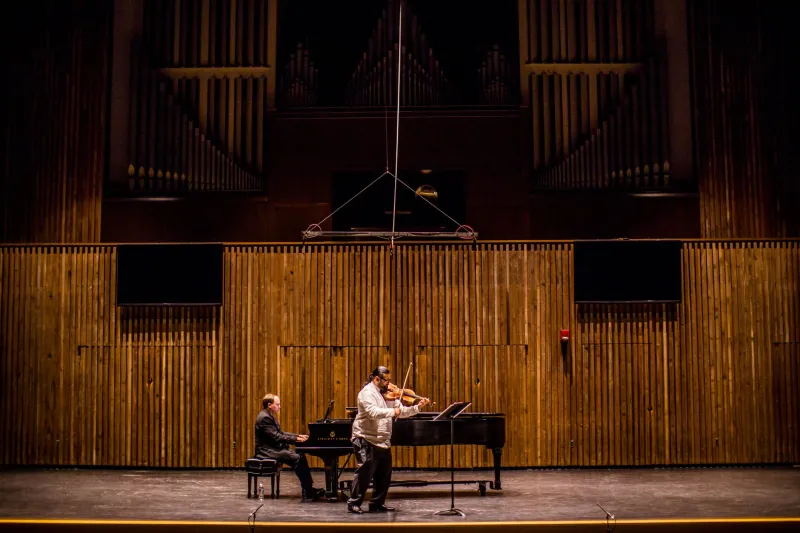 Dove l'arco incontra il liuto: musicisti italiani che aprono la partitura classica al dialogo con il mondo