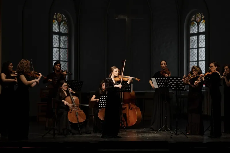 Dimore del silenzio che tornano a cantare: le orchestre da camera e il miracolo dei concerti nelle ville storiche