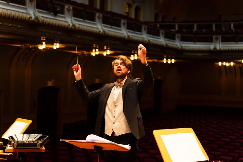 La sinfonia si fa spettacolo: quando il gesto scenico entra in dialogo con la partitura